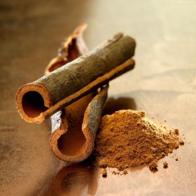 桂皮: 广西的最好，选无霉点，外面灰棕色，里面红棕色的。皮细油质多，好的桂皮用手摸两下，手上会有清晰、简单、舒服的香气，不是很复杂的感觉桂皮