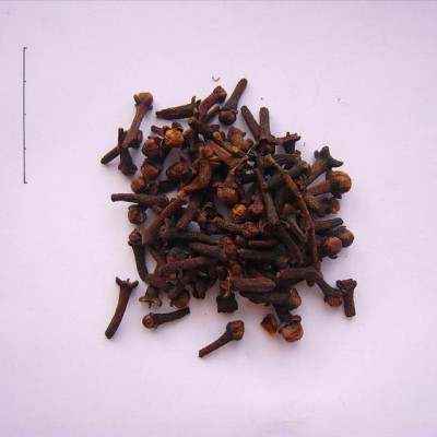 丁香 一般选用公丁香就行了，选大一点的，花蕾齐全，指甲刻有油浸出