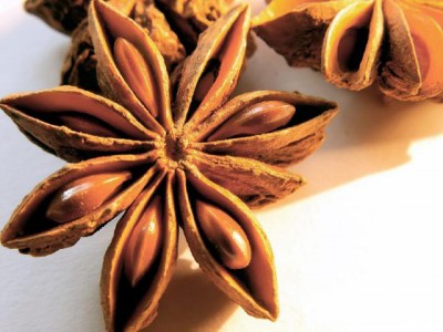 八角选个大均匀，香气浓郁的，最好 是秋天产的