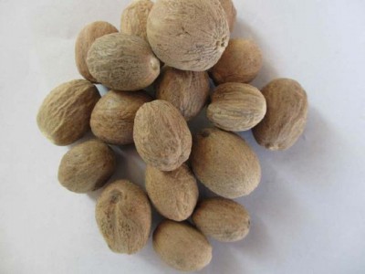 肉蔻有不带壳的和带壳的。不带壳好于带壳的，防虫蛀