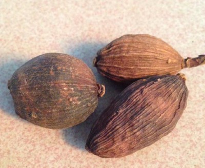 草果要选晒货。炕货差一点颜色深