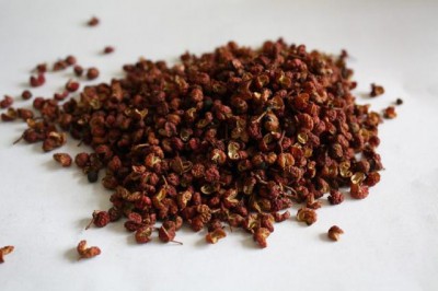 花椒用手抓一把花椒，然后放下花椒闻手上的气味，花椒香味越大越好