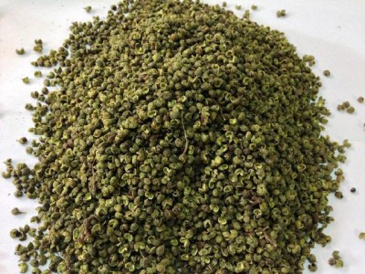 青花椒选颜色鲜艳一点的，有很大的青花椒味道，花椒籽少